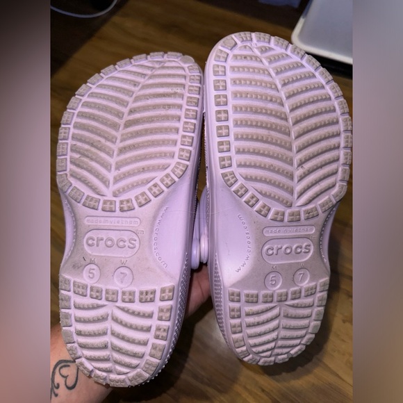 Only worn once women’s lavender crocs , size 7 - Picture 4 of 4